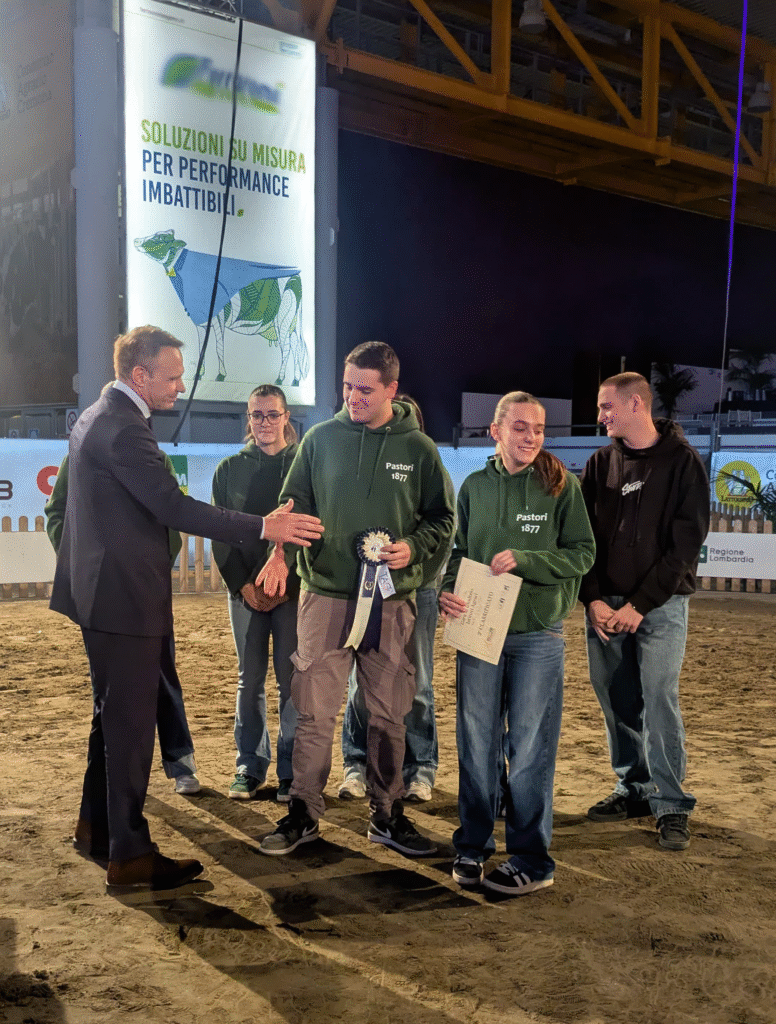 Il Ministro Lollobrigida stringe la mano ai ragazzi del Pastori